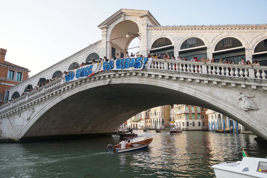 Une action menée par le collectif No Space for Bezos sur le pont du Rialto.