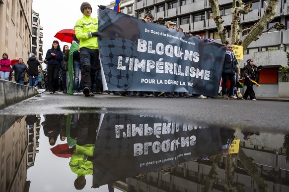 Les manifestant ont défilé sous la pluie.