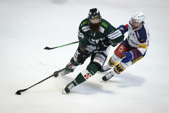 Oltens Eliot Antonietti, links, und Klotens Niki Altorfer in Aktion, im 2. Eishockey Playoff Finale der Swiss League zwischen EHC Olten und EHC Kloten, am Mittwoch, 13. April 2022, in Olten. (KEYSTONE ...