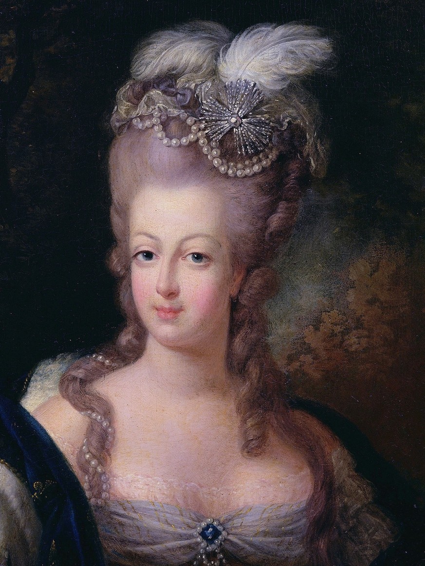 Marie-Antoinette, reine de France, arborant un «pouf». Ses créations capillaires extravagantes reflétaient son train de vie dispendieux. Portrait vers 1775.
https://commons.wikimedia.org/wiki/File:Mar ...