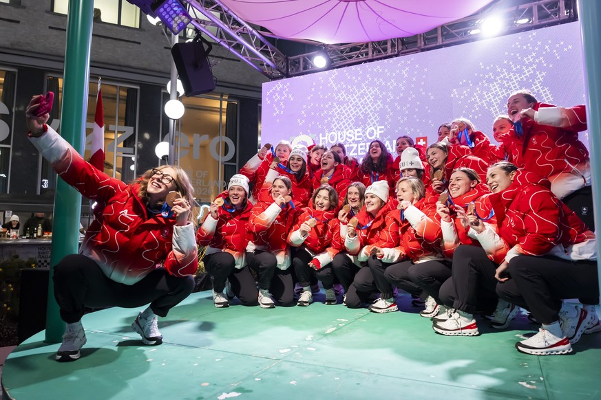 KEYPIX - Switzerland's Lena Marie Lutz takes a selfie with her teammates while celebrating at the House of Switzerland after winning the women's ice hockey bronze medal game, at the 2026 Oly ...