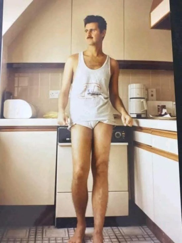 Bachar dans une cuisine en slip.