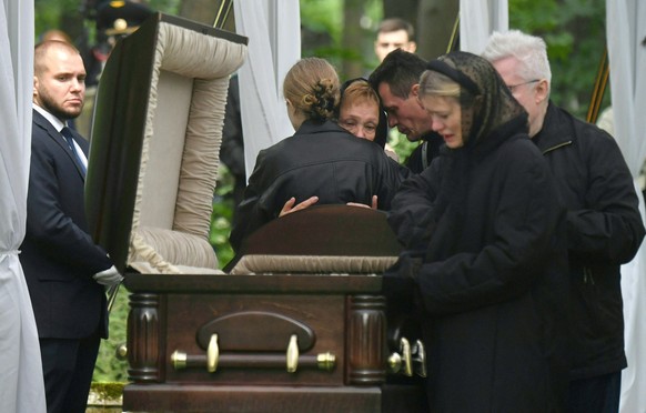 Family members pay their last respects to former Russian Transport Minister, Roman Starovoyt, at his funeral in Saint Petersburg on July 11, 2025. Russia&#039;s former transport minister Roman Starovo ...