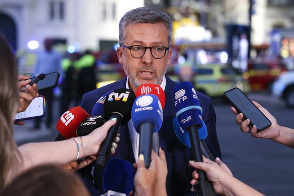 epa12350299 Lisbon mayor Carlos Moedas speaks to the press after the Gloria funicular cable railway derailed in Lisbon, Portugal, 03 September 2025. At least three people died in the derailment, with  ...
