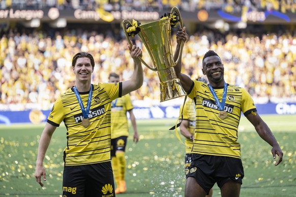 Die besten Torschuetzen des Saison YBs Cedric Itten, links, und der Torschuetzenkoenig Jean-Pierre Nsame stemmen den Pokal des Schweizerfussballmeisters nach dem Fussball Meisterschaftsspiel der Super ...