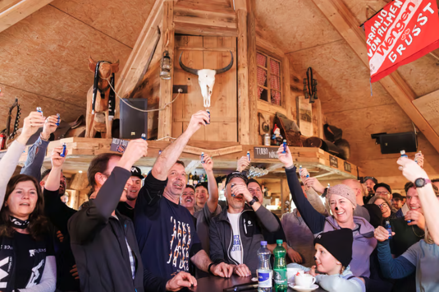 Ce n'est pas parce que c'est un mercredi midi qu'il faut déroger à la tradition: une tournée de Franatiker s'impose pour fêter la victoire de Franjo Von Allmen.