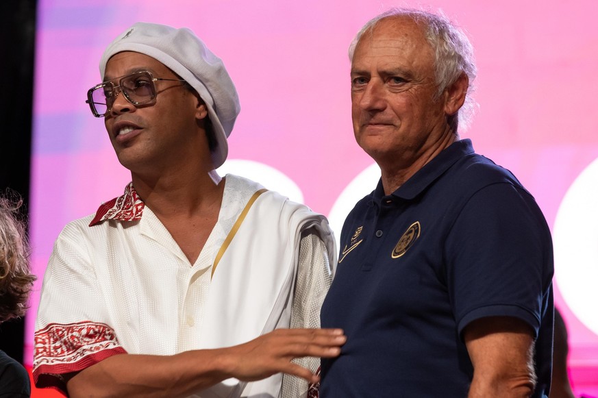 epa13181791 Ronaldo de Assis Moreira 'Ronaldinho' (L) and and Ravenna Calcio's head coach Andrea Mandolini during Ravenna FC team's presentation for the 2026/27 season in Ravenna,  ...