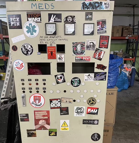 Sur ce vieux réfrigérateur, des autocollants anarchistes de divers pays.