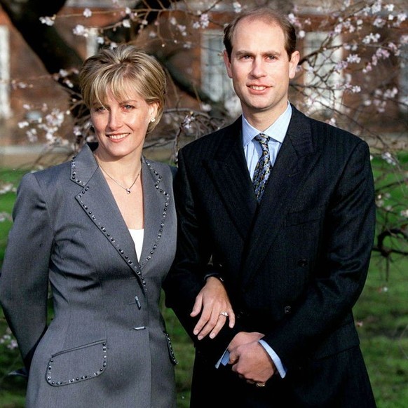 LONDON, UNITED KINGDOM - JANUARY 06: Sophie Rhys-jones And Prince Edward On The Day Of Their Engagement. (Photo by Tim Graham Photo Library via Getty Images)