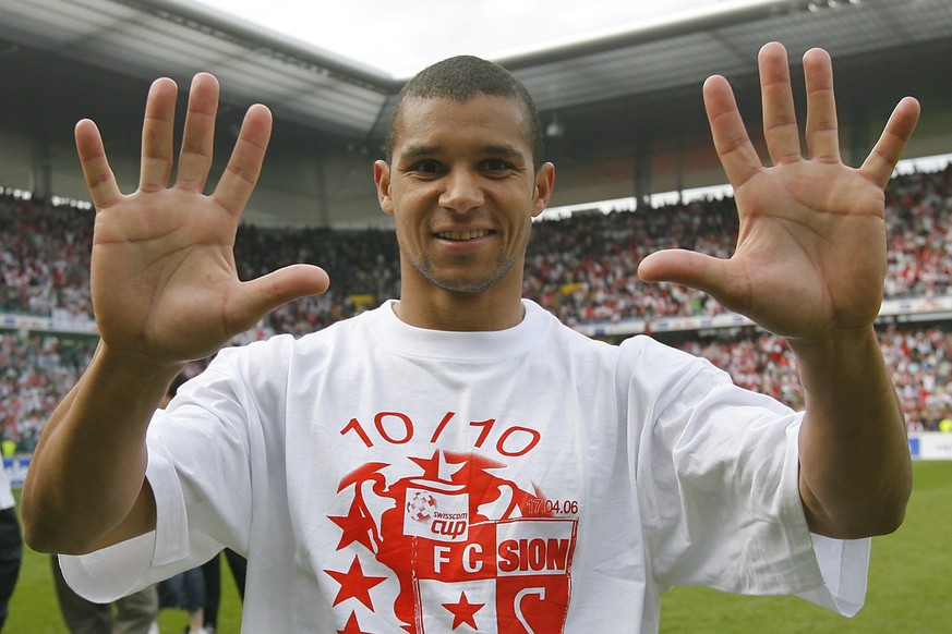 Le captain du FC Sion, Alain Gaspoz se rejouit dans le stade du Wankdorf a Berne apres la victoire de la coupe Suisse contre le BSC Young Boys , le lundi 17 avril 2006. (KEYSTONE/Olivier Maire)