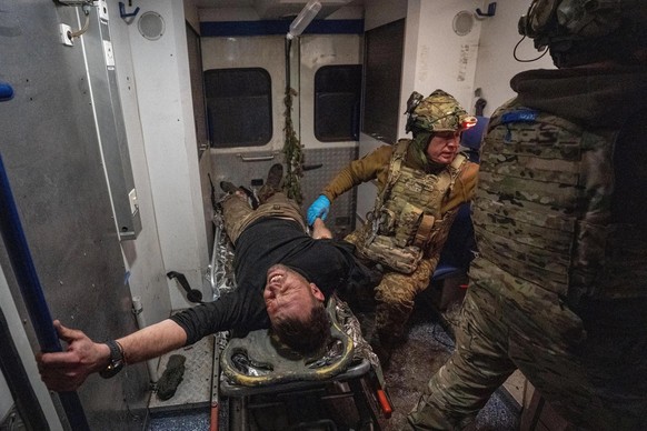 Ukraine, région d'Izium, un soldat blessé reçoit les premiers soins dans une ambulance
