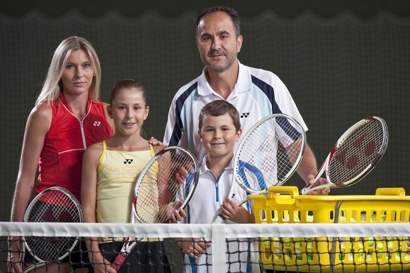 Portrait of Belinda Bencic, second from the left, Swiss tennis player, with mother Dana, brother Brian and father Ivan, from left to right, pictured on July 17, 2009 in Wollerau, Canton of Schwyz, Swi ...