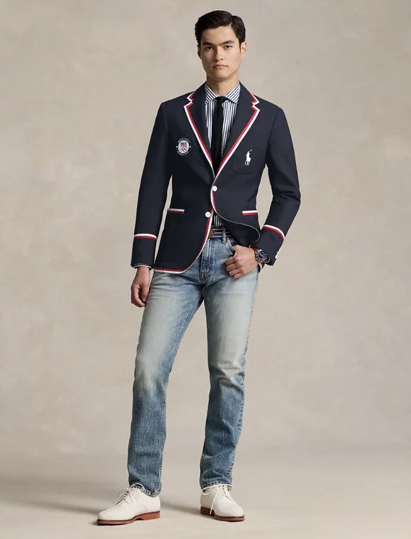 Les uniformes américains comprennent une veste bleu marine, une chemise à rayures bleu clair, un jean délavé bleu et des chaussures en daim beiges.