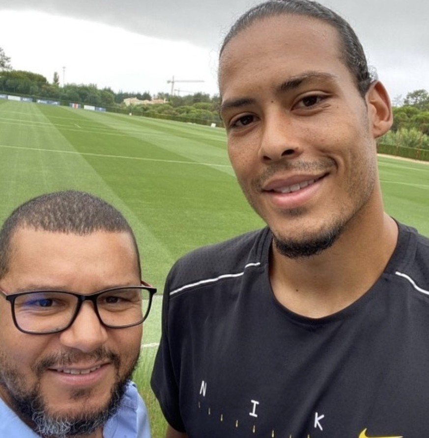 Alain Gaspoz avec le défenseur de Liverpool, Virgil van Dijk.