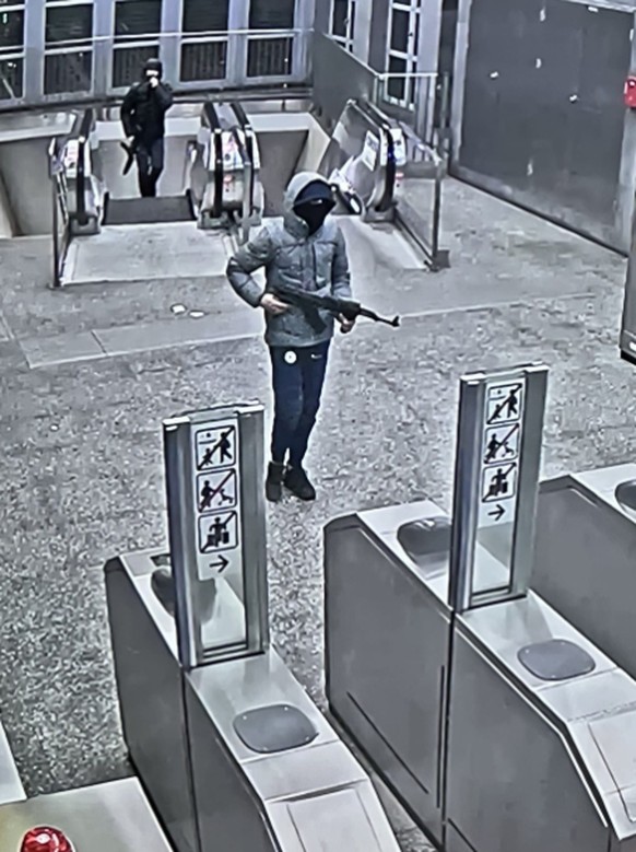 Individu armé avec une kalachnikov dans une station de métro d&#039;Anderlecht