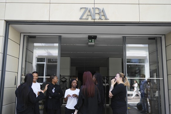 Employees stand outside a shop during an electricity outage in Cannes, southern France, Saturday, May 24, 2025. (AP Photo/Natacha Pisarenko)
France Cannes Electricity Outage