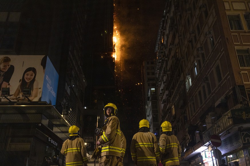 Un incendie qui donne le vertige à ces valeureux pompiers.