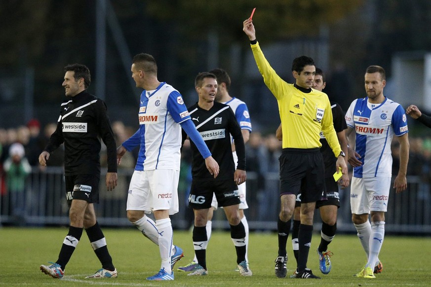 Koeniz-Spieler Carlos Varela, links, sieht die rote Karte im Fussball Cup 1/8 Final-Spiel zwischen dem FC Koeniz und dem Grasshoppers Club Zuerich am Samstag, 9. Oktober 2013 auf dem Sportplatz Liebef ...