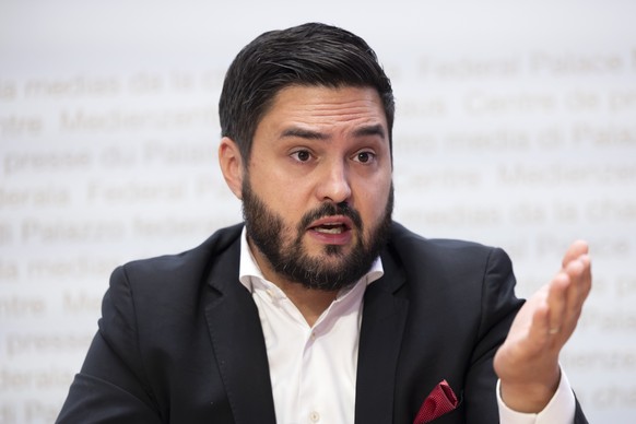 Cedric Wermuth, Co-Praesident SP, spricht waehrend einer Medienkonferenz der SP zur Kampagne fuer die eidgenoessischen Wahlen am Montag, 7. August 2023 in Bern. (KEYSTONE/Peter Klaunzer)