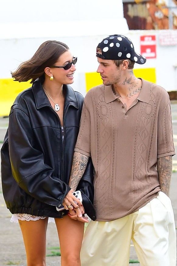NEW YORK, NEW YORK - AUGUST 29: Hailey Bieber and Justin Bieber are seen on August 29, 2023 in New York City. (Photo by Raymond Hall/GC Images )