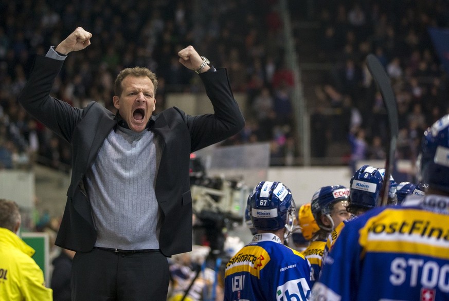 EHC Kloten Cheftrainer Kevin Schlaepfer freut sich ueber den Siegestreffer zum 3-1 im zweiten Eishockey Spiel des Playout-Final der National League zwischen dem EHC Kloten und dem HC Ambri-Piotta am D ...