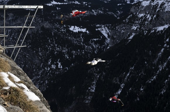 L'amateur de wingsuit a heurté une barre rocheuse (image d'illustraton).