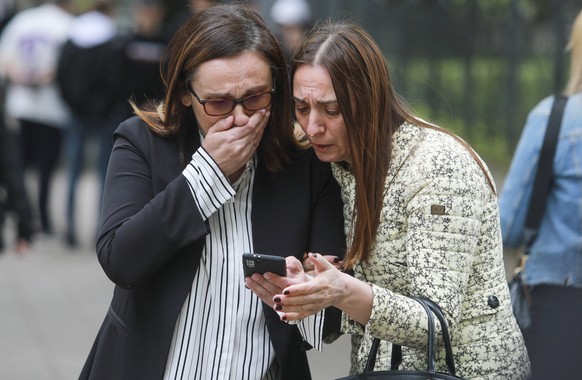 Des femmes regardant l'écran d'un téléphone portable à Belgrade, en Serbie, le mercredi 3 mai 2023.