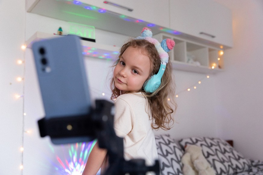 La majorité des Suisses se dit en faveur d&#039;un âge minimum légal de 16 ans pour pouvoir accéder aux plateformes de médias sociaux comme Tiktok, Facebook ou Instagram.