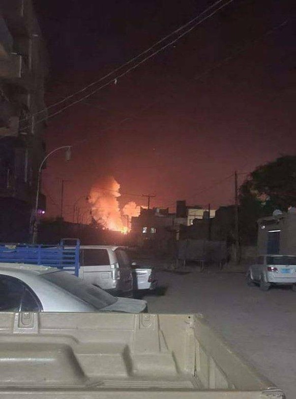 Jemen, Luftschlag der USA und Gro�britanniens gegen die Huthi Rebellen 240112 -- SANAA, Jan. 12, 2024 -- Fire is seen after an airstrike launched by the United States and Britain near Sanaa in Yemen,  ...