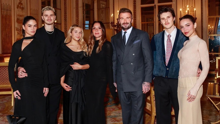 Victoria Beckham et David Beckham avec leurs enfants et leurs compagnes, Kim Turnbull et Jackie Apostel.