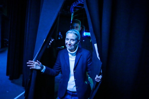 KEYPIX - 16.02.2025, Berlin: Alice Weidel, Kanzlerkandidatin, Bundes- und Fraktionsvorsitzende der AfD, kommt nach dem �Quadrell" der TV Diskussion zum Bundestagswahlkampf aus dem Studio. Die Liv ...