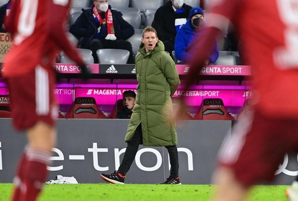 27.11.2021, Bayern, München: Fußball, Bundesliga, FC Bayern München - Arminia Bielefeld, 13. Spieltag in der Allianz Arena. Münchens Trainer Julian Nagelsmann geht an der Seitenlinie entlang. WICHTIGE ...