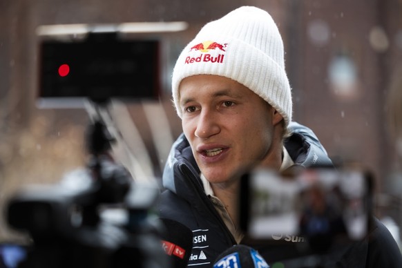 Marco Odermatt gibt ein Interview, beim Medientreffen des Schweizer Ski Nationalteams, am Donnerstag, 9. November 2023, in Zermatt. (KEYSTONE/Peter Klaunzer)