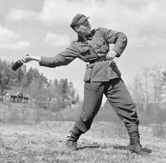 Le cocktail Molotov, arme incendiaire, est une autre invention datant de la guerre d’Hiver. Les Finlandais lui donnèrent ce nom ironique après que Viatcheslav Mikhaïlovitch Molotov, ministre des Affai ...