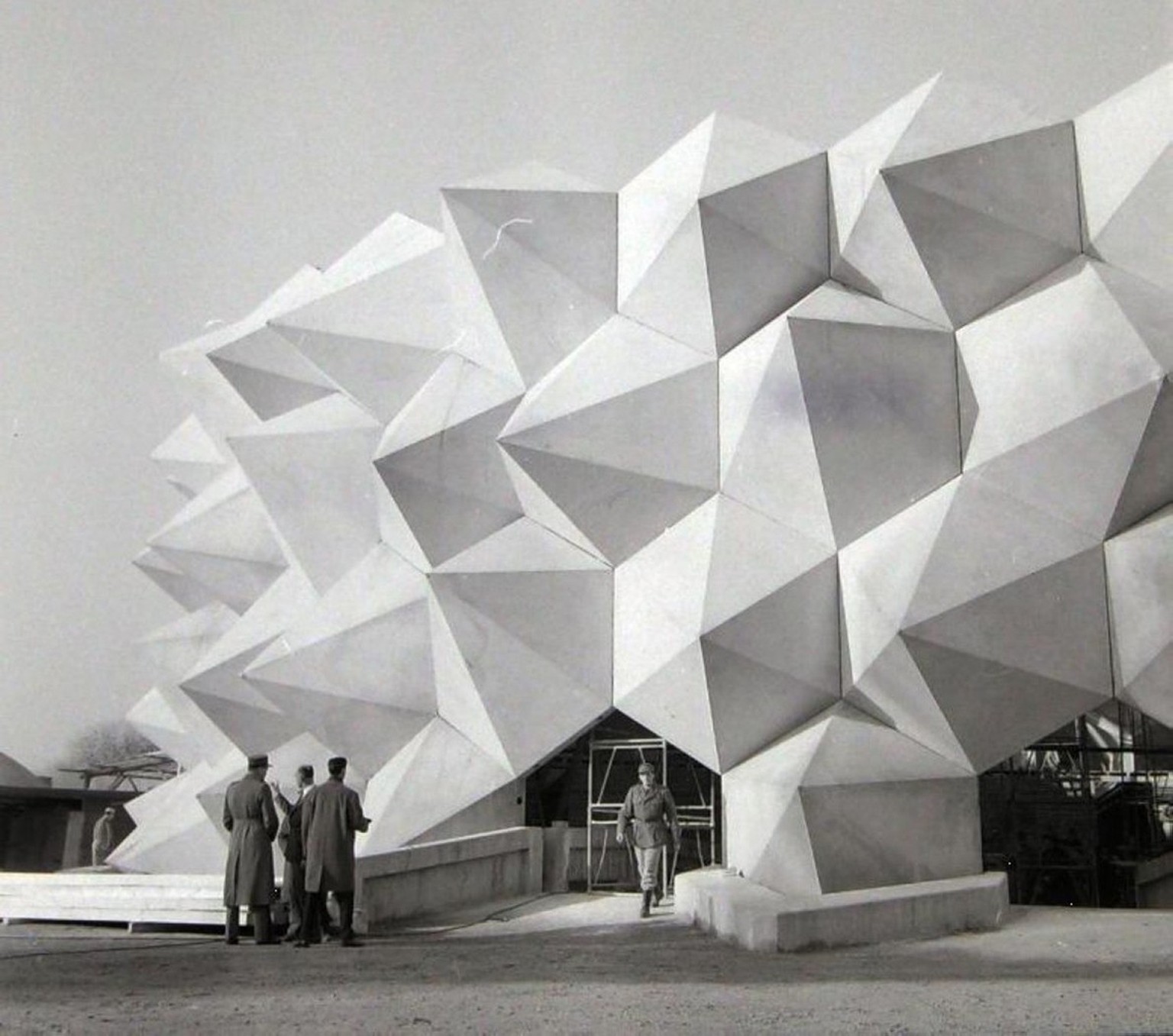 Le pavillon principal de l’Expo 64 de Lausanne, en forme de hérisson: L’exposition nationale était imprégnée de l’atmosphère de la guerre froide et de l’idéologie de la défense nationale.