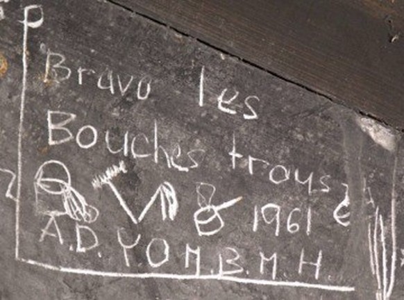 «Bravo les Bouches trous»! Cri sarcastique poussé en 1961 contre le lavage (sceau et serpillère), le nettoyage (balais) et la cuisine (casserole), photo Alain Besse (© Office du patrimoine et des site ...