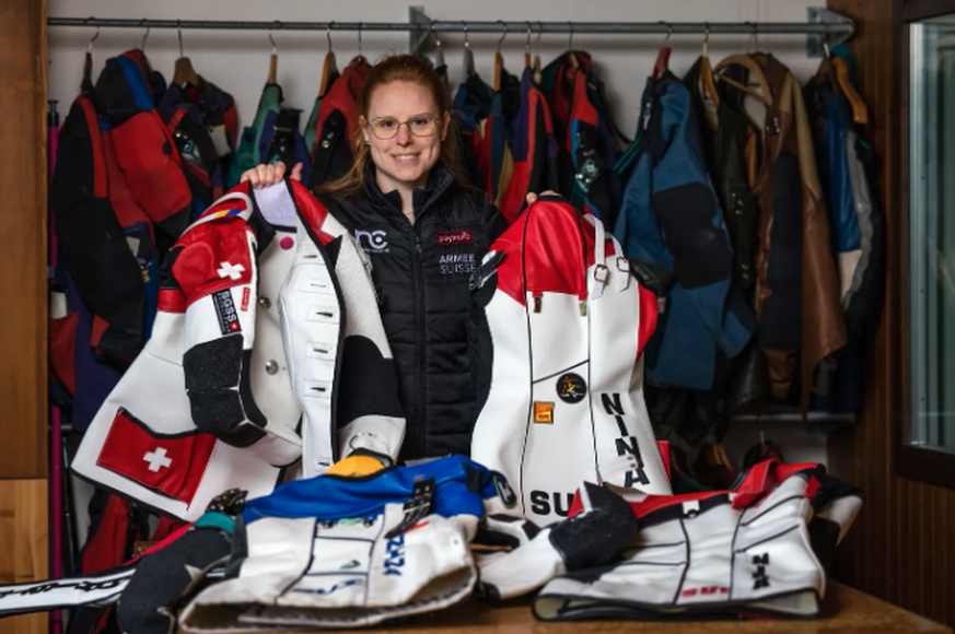 La championne olympique du tir à la carabine, Nina Christen, présente son matériel complexe et coûteux.