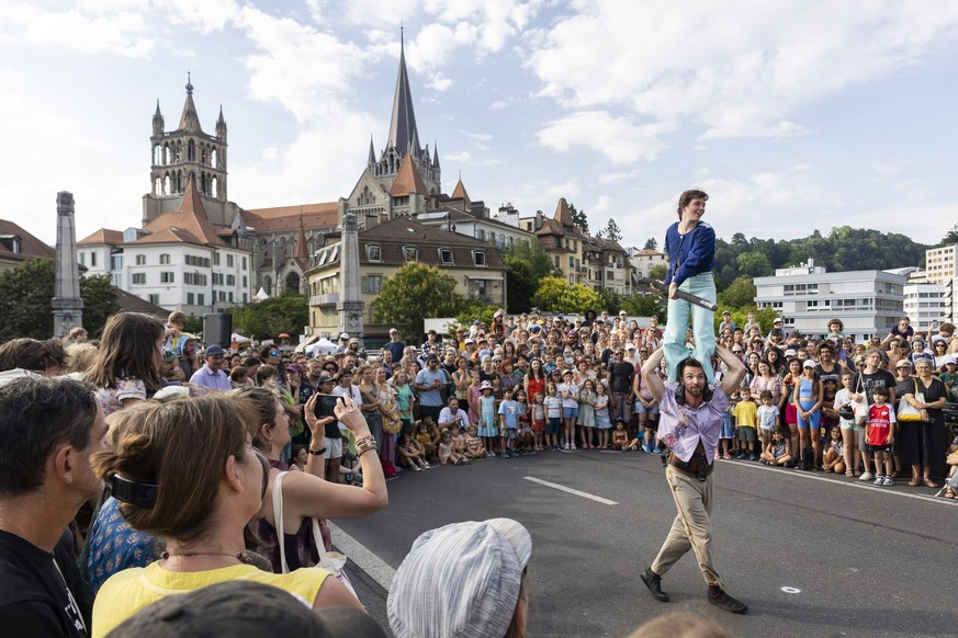 Des festivaliers regardent les acrobaties de "How much we carry" du Cirque Immersif sur la scene "Le Pont Bessieres" lors de la 54eme edition du Festival de la Cite ce mardi 30 jui ...
