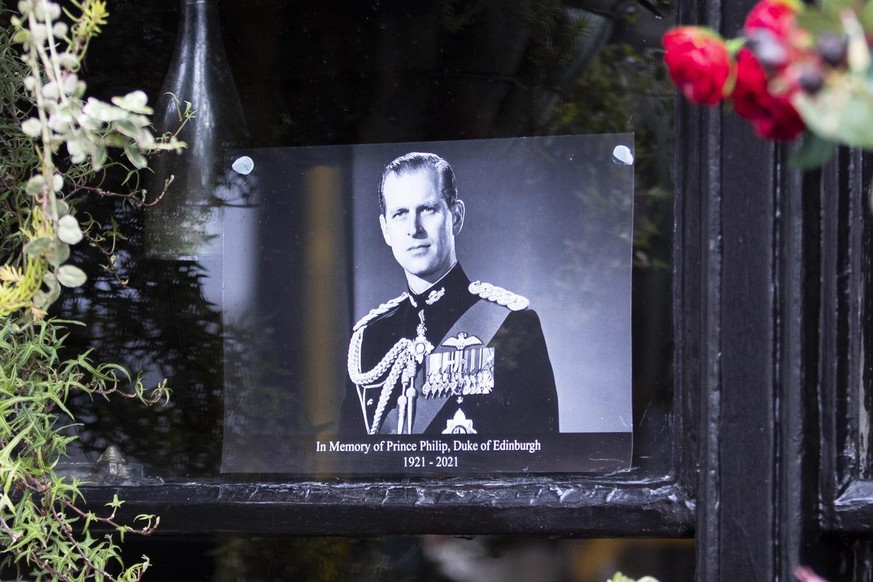 epa09130691 A remembrance note is placed in the window of &#039;The Two Brewers&#039; pub outside Windsor Castle following the passing of Britain&#039;s Prince Philip, in Windsor, Britain, 12 April 20 ...