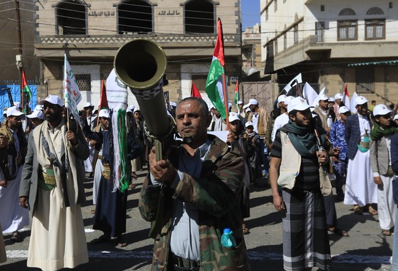epa11118088 Newly-recruited Houthi fighters take part in a protest against the US-UK actions against Houthis, in Sana&#039;a, Yemen, 01 February 2024. Yemen&#039;s Houthis have been mobilizing and rec ...