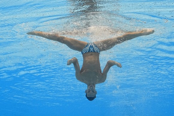 L'Espagnol Fernando Diaz del Rio devient le premier homme champion du monde de natation artistique, à Fukuoka au Japon.