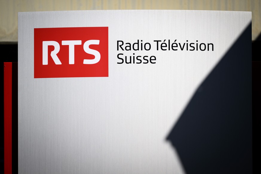 ARCHIVBILD ZUM STELLENABBAU BEI RTS --- Le logo de la RTS photographie lors de la conference de presse de la RTS (Radio Television Suisse) sur sa rentree ce lundi 21 aout 2023 a Lausanne. (KEYSTONE/La ...