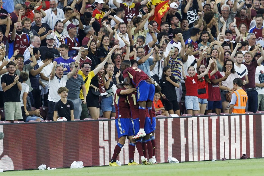 Servette&#039;s players their goal after scoring the 1:0, during the UEFA Champions League Third qualifying round second leg soccer match between Switzerland&#039;s Servette FC and Scotland&#039;s Gla ...