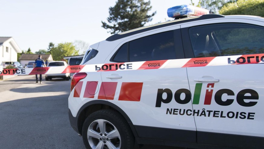 La police bloque l&#039;acces au domicile du chef de la police judiciaire du canton de Neuchatel, Olivier Gueniat, ou il a ete retrouve decede en debut d&#039;apres-midi, photographie ce lundi 15 mai  ...