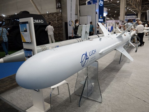 Die Ukraine hat ihre «Neptun»-Anti-Schiffs-Rakete mehrfach weiterentwickelt. Neu kann sie auch gegen Landziele eingesetzt werden. Hier die ursprüngliche bei einer Ausstellung im Jahr 2021.