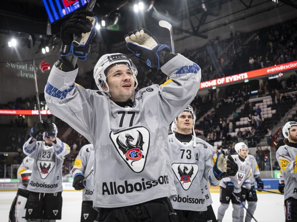 Les joueurs de FRibourg fêtent leur succès