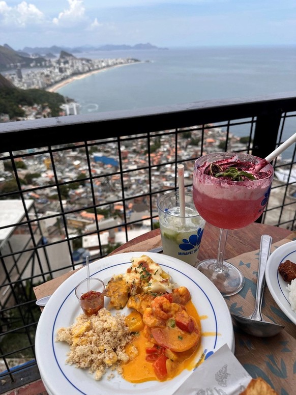 Vue sur les plages de Rio de Janeiro depuis le restaurant Monte Arvrão, au sommet de la favela de Vidigal.