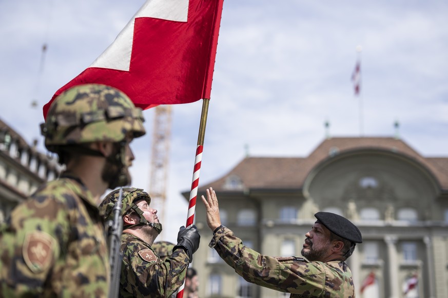 Stabsadjutant Patrick Gleyvod, rechts, richtet die Schweizer Fahne des Fahnentraegers der Ehrengarde der Schweizer Armee, kurz vor der Inspektion durch Zuzana Caputova, Praesidentin der Slovakischen R ...