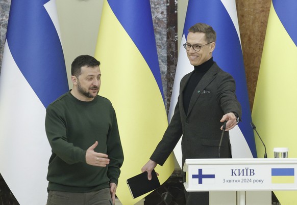epa11256889 Ukraine&#039;s President Volodymyr Zelensky (L) and his Finnish counterpart Alexander Stubb (R) arrive for a joint press conference after their meeting in Kyiv, Ukraine, 03 April 2024. Stu ...
