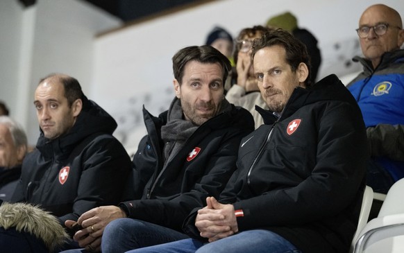 Le directeur sportif de la fédération, Lars Weibel (à gauche), est sous pression. Il a pour mission de prolonger rapidement le contrat de Patrick Fischer.